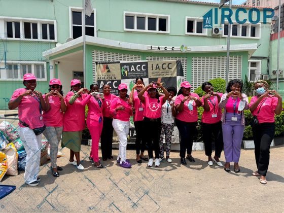 OUTUBRO ROSA MARCADO COM VISITA E DISTRIBUIÇÃO DE ALIMENTOS NO IACC.